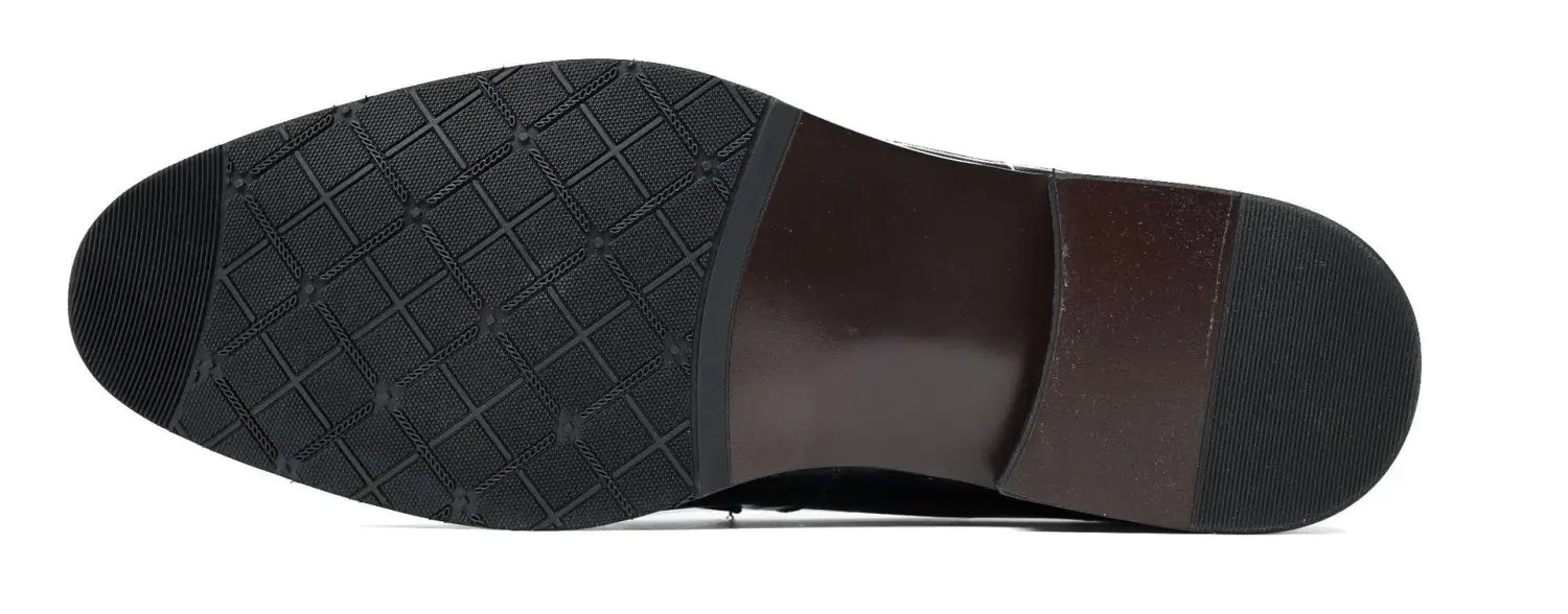 Suela negra de goma con dibujo de diamante en el dibujo de la pisada y contrafuerte de talón marrón, visto desde la parte trasera de los mocasines con borlas de cuero con estampado de cocodrilo color burdeos