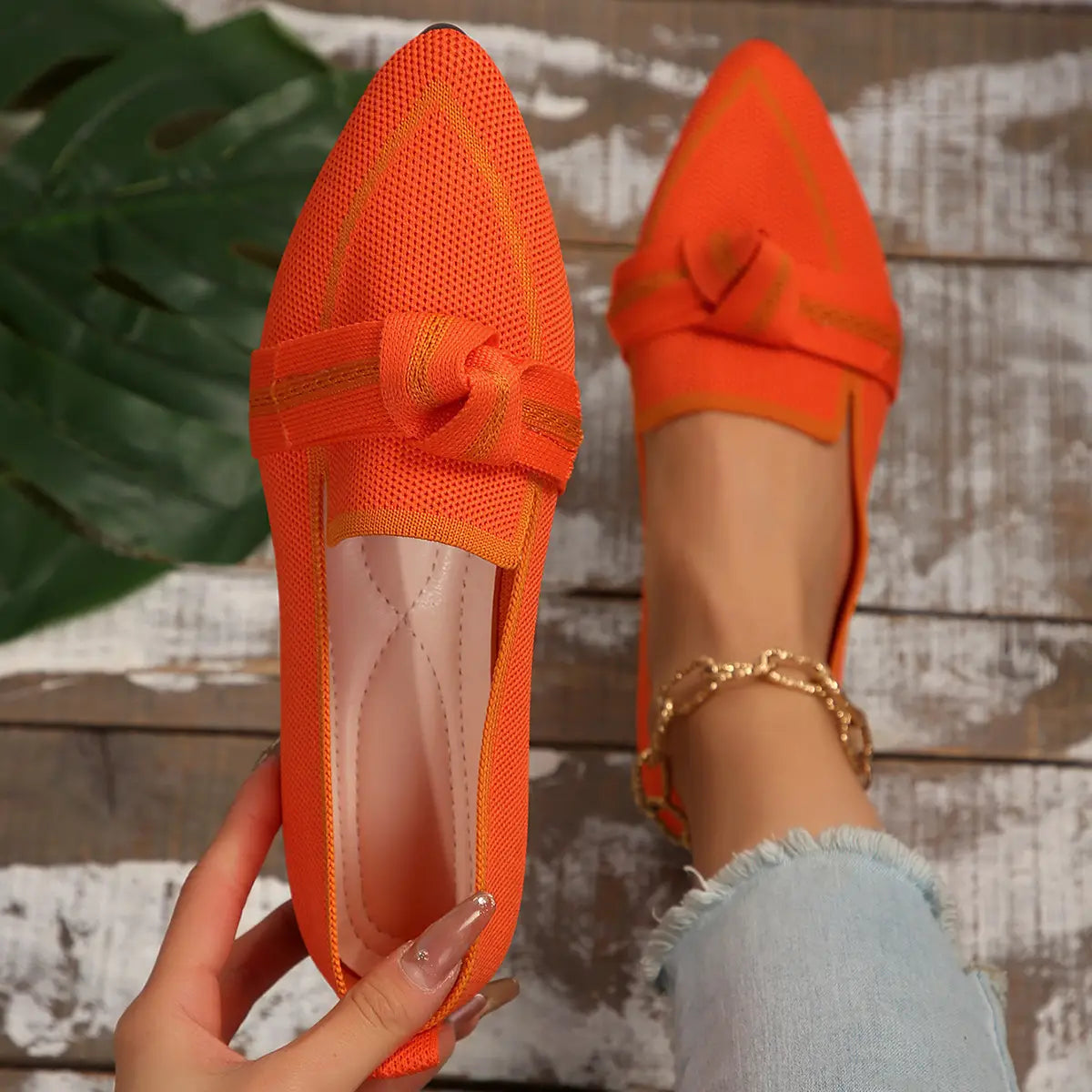 Helles orangefarbenes Mesh mit spitzen flachen Pumps und geknotetem Träger-Schleifendetail, entworfen als Freizeitschuhe in großen Größen.