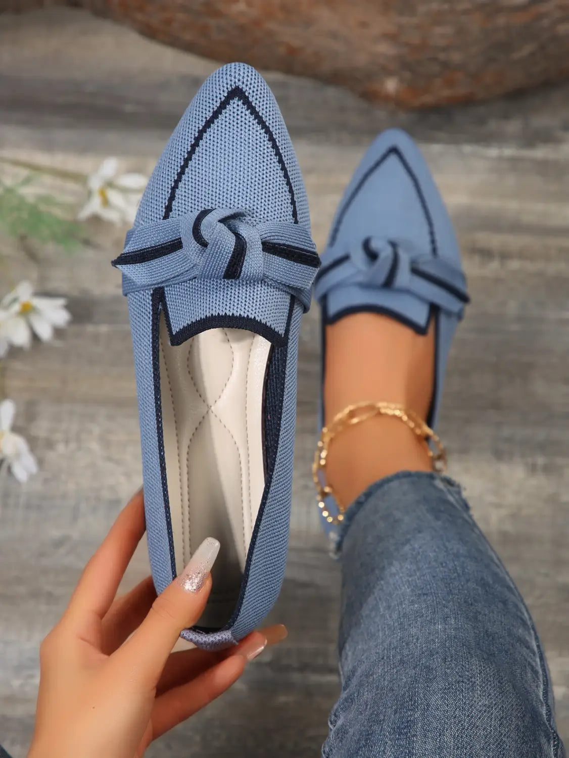 Hellblaue gestrickte spitze flache Pumps mit Schleifendetail und Besatz in Navyblau, entworfen als Freizeitschuhe in großen Größen.