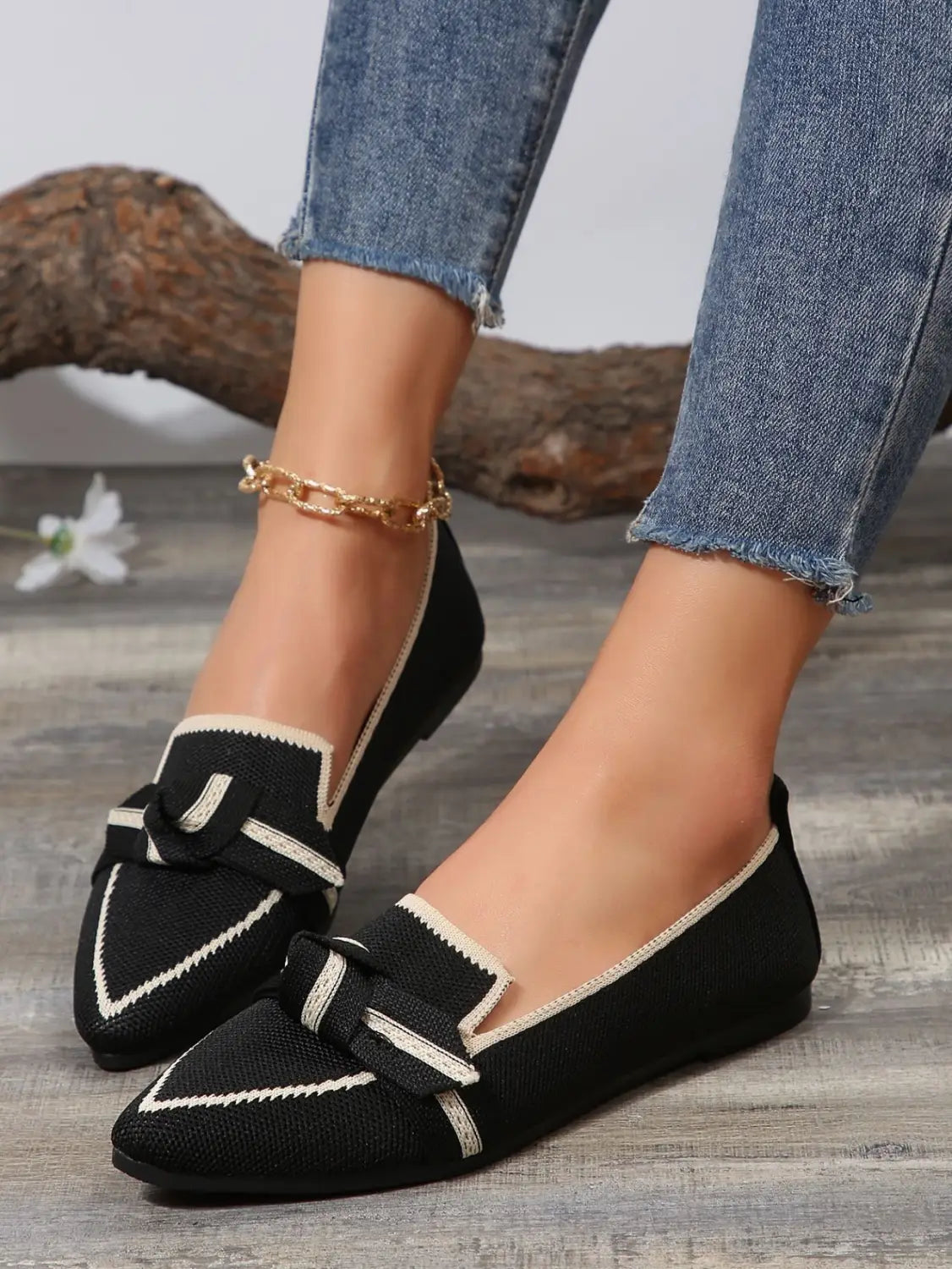 Schwarze Loafer mit weißen Ziernähten und einer dekorativen Schleife vorne, aus der Kollektion spitzer flacher Pumps mit Schleifendetail für große Größen.