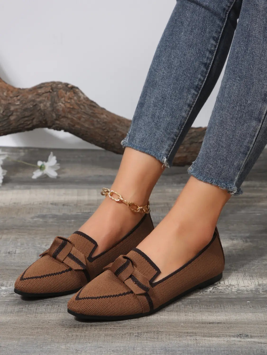 Braune gestrickte spitze flache Pumps mit schwarzer Paspelung und dekorativer Schleife an der Vorderkappe, entworfen als Freizeitschuhe in großen Größen