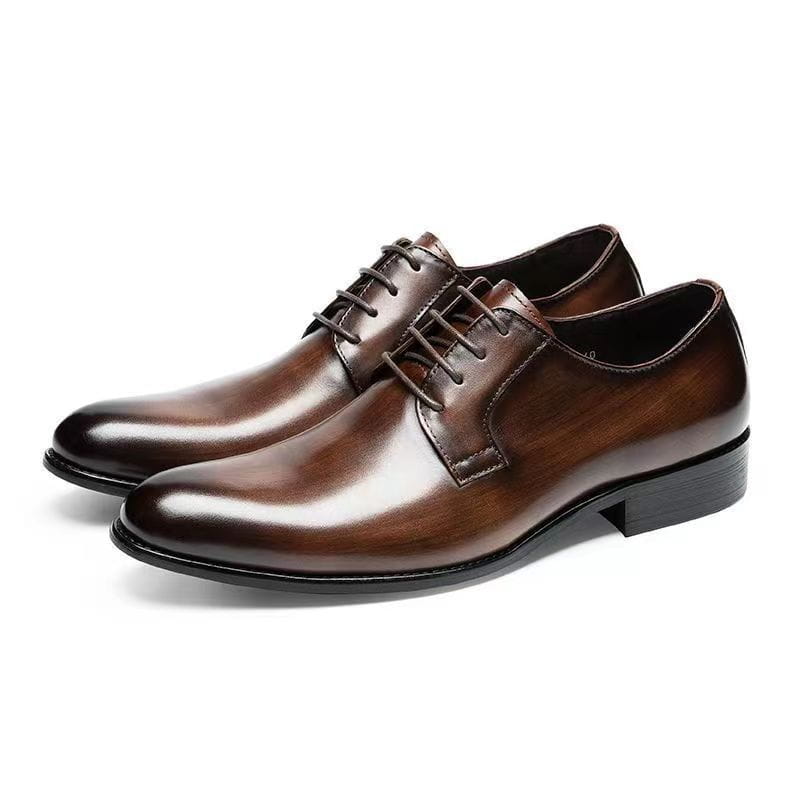 Herren-Oxfords aus handgeriebenem Leder in poliertem Braun mit schwarzen Schnürsenkeln und einem niedrigen Absatz.