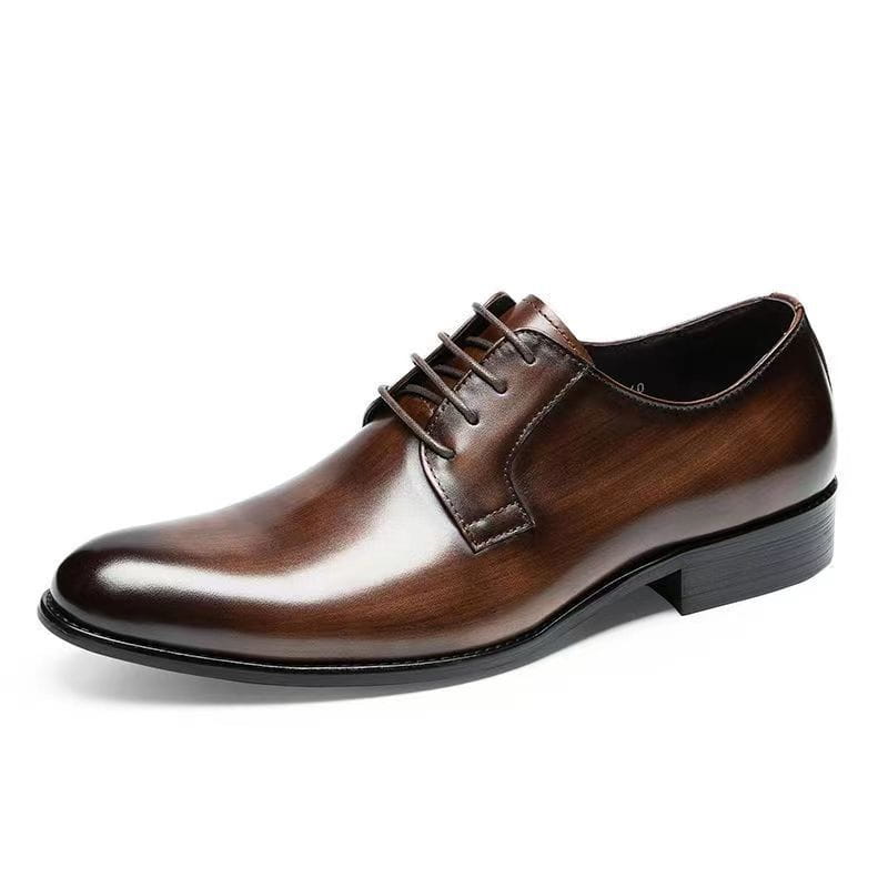 Herren-Oxfords aus handgeriebenem Leder in Braun mit polierter Oberfläche, schwarzer Sohle und Schnürverschluss.