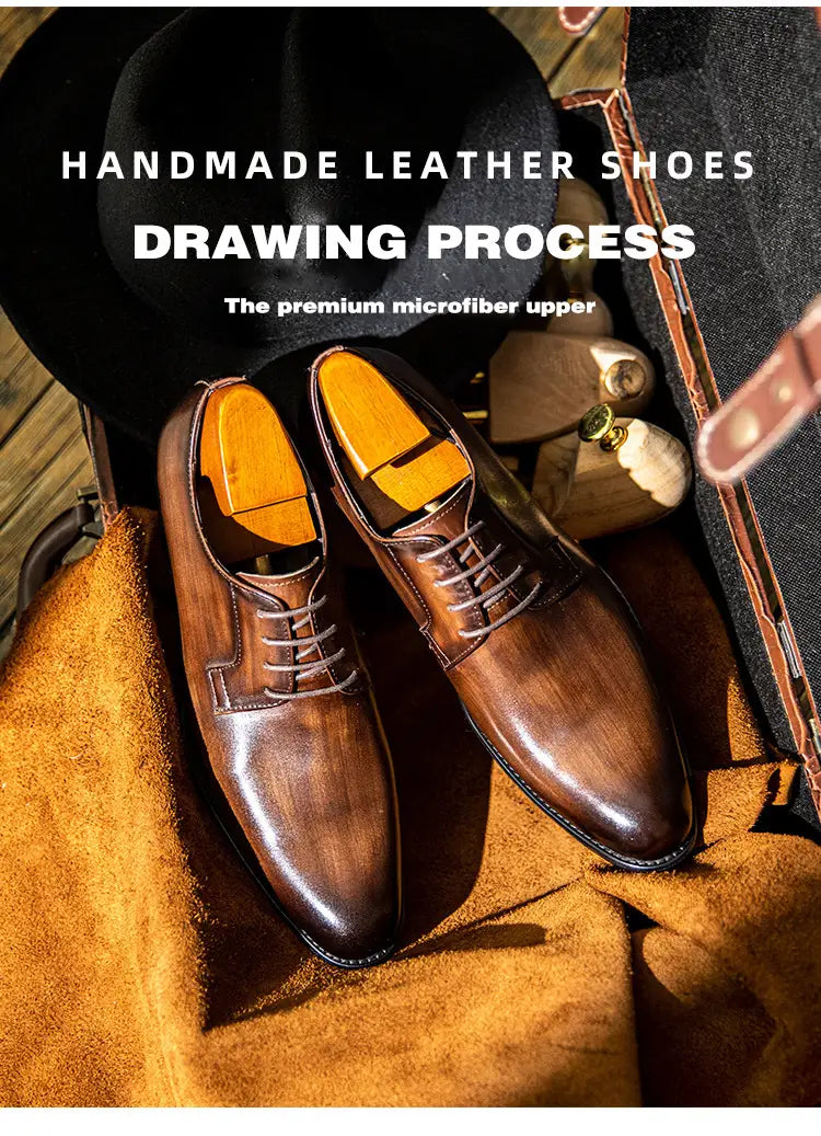 Ein Paar polierte braune Herren-Oxfords aus handgefertigtem, handgeriebenem Leder mit klassischem Oxford-Design und Einlagen aus braunem Mikrofaser.