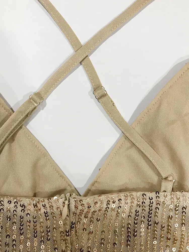 Un top court beige en sequins, avec des bretelles croisées dans le dos, présenté de dos, comme faisant partie d’une robe de vacances à bretelles croisées en sequins.