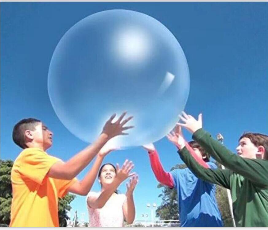 Una bola hinchable de burbuja gigante azul translúcida y de TPR flotando en el cielo.