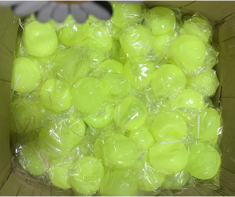 Bolas redondas brillantes de color verde neón, luminiscentes en la oscuridad, hechas de TPR, envueltas individualmente como productos de bolas hinchables de burbuja gigantes, tipo globos de agua elásticos.
