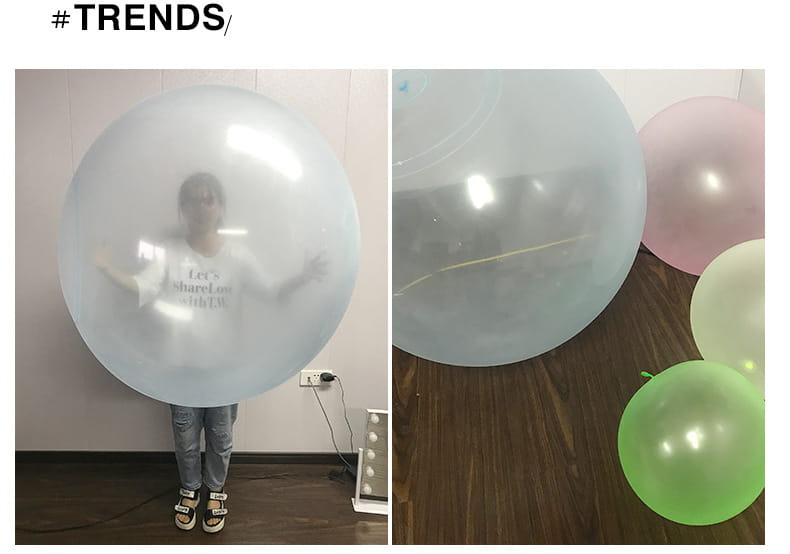 Una bola hinchable de burbuja gigante translúcida de color azul claro, hecha de TPR, con una persona de pie dentro de ella.