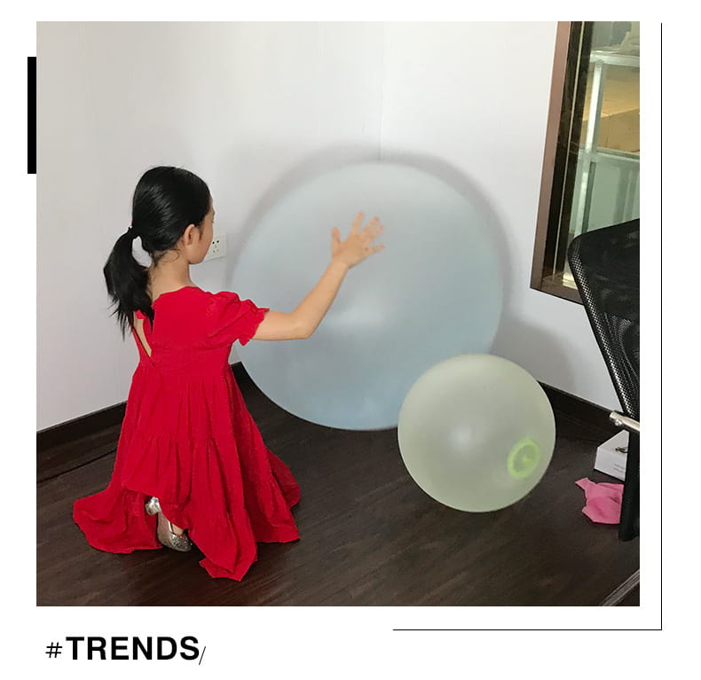 Una bola hinchable de burbuja gigante translúcida de color azul claro, hecha de TPR, con una válvula verde, diseñada como globo de agua elástico.