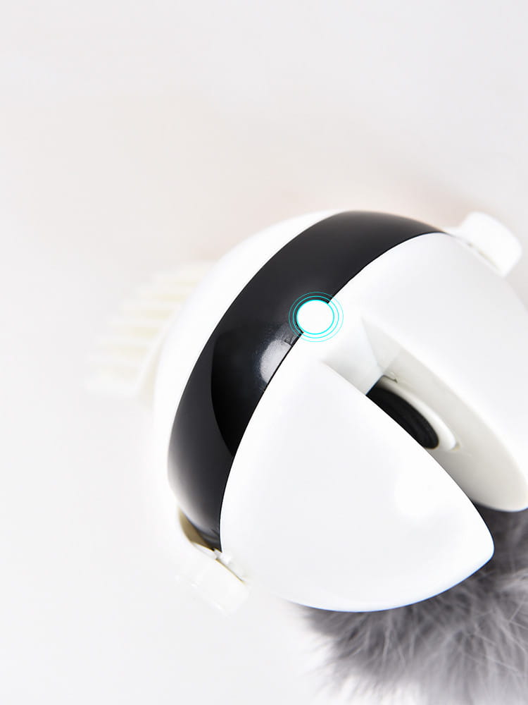 Jouet interactif pour chat à bille teaser à levage automatique en blanc et noir, avec une lumière bleue lumineuse sur le front, conçu comme un chat robot.