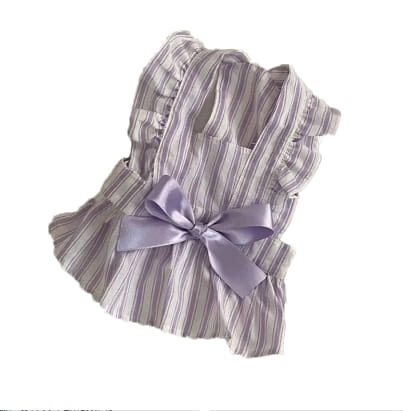 Robe pour chien de princesse rayée avec des rayures lavande et blanc, agrémentée de volants délicats et d’un nœud en satin assorti à l’avant.
