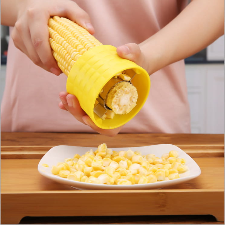 Éplucheur en plastique jaune pour maïs avec conception cylindrique permettant d’enlever efficacement les grains de l’épi, partie d’un égrenoir-broyeur de maïs manuel en acier inoxydable.