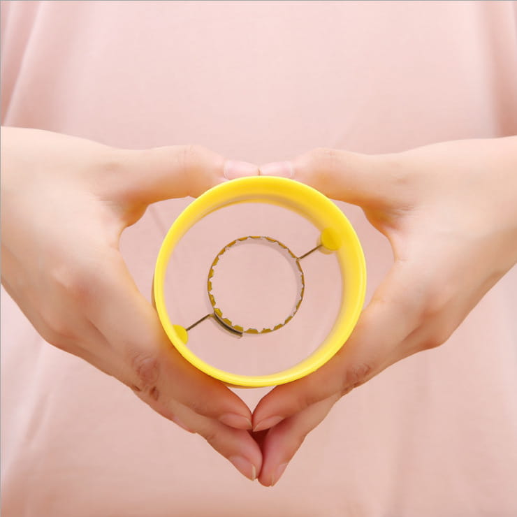 Égrenoir-broyeur de maïs manuel en plastique jaune avec lame de coupe métallique en acier inoxydable à l’intérieur, pour éplucher et broyer le maïs.