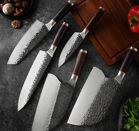 Ensemble de cinq couteaux de chef en acier inoxydable martelé avec des manches en bois sombre, au design élégant, adapté aux chefs professionnels.
