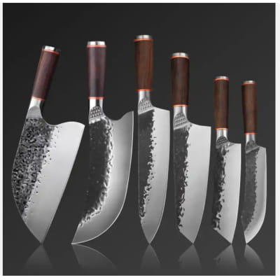 Ensemble de six couteaux de chef au style japonais, avec des lames en acier inoxydable martelé et des manches en bois brun foncé, pour un usage en cuisine professionnelle.