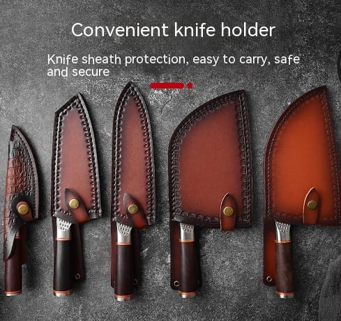 Ensemble de cinq couteaux de chef en acier inoxydable martelé avec des manches en bois, des entretoises métalliques et des étuis en cuir brun.