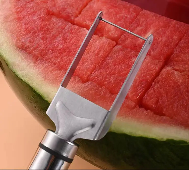 Fourchette de découpage de pastèque en acier inoxydable, au design moderne et épuré, avec des arêtes tranchantes pour des découpes nettes.