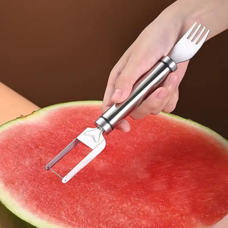 Un outil élégant de découpe de pastèque en acier inoxydable, doté d’un manche en forme de fourche et de deux dents, pour un ramassage facile.