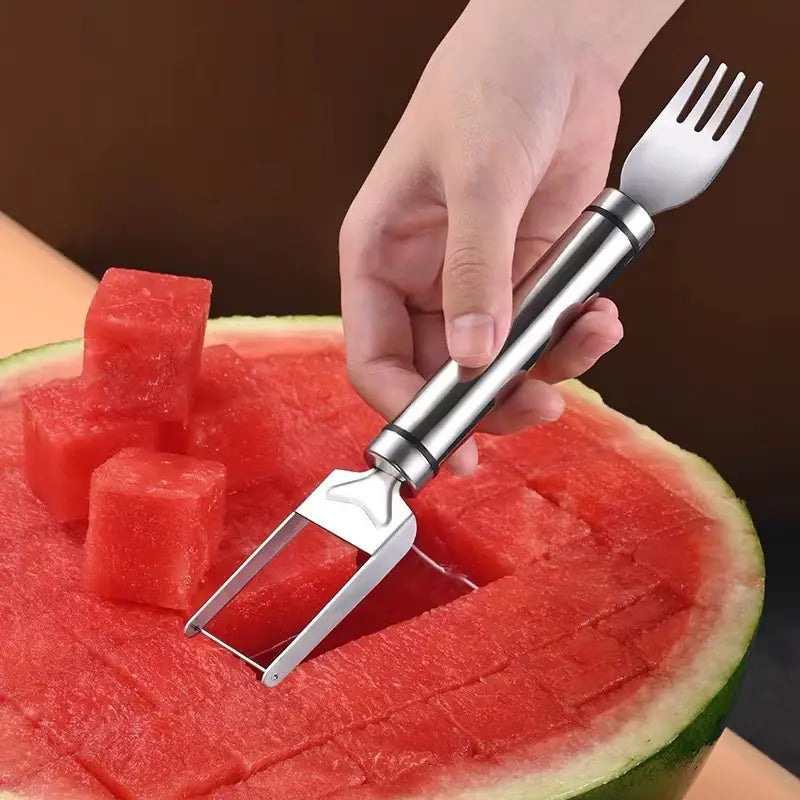 Une fourchette élégante de découpage de pastèque en acier inoxydable, avec un manche en forme de fourche et deux dents, conçue pour une découpe propre et facile.