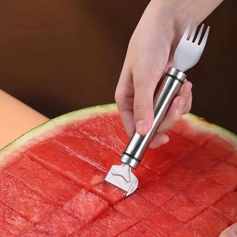 Fourchette argentée de découpage de pastèque, avec une tête en forme de fourche et un manche cylindrique en acier inoxydable élégant, pour couper la pastèque.
