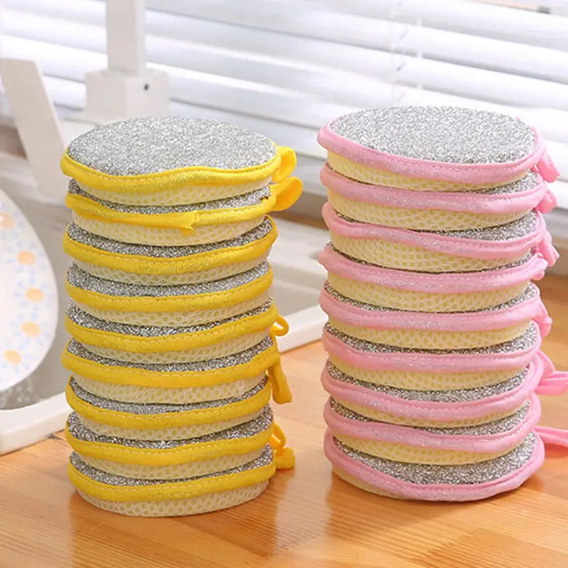 食器洗い用の、黄色およびピンクの布製フチを備えたカラフルでキラキラした両面メッシュのキッチン用スポンジの束。