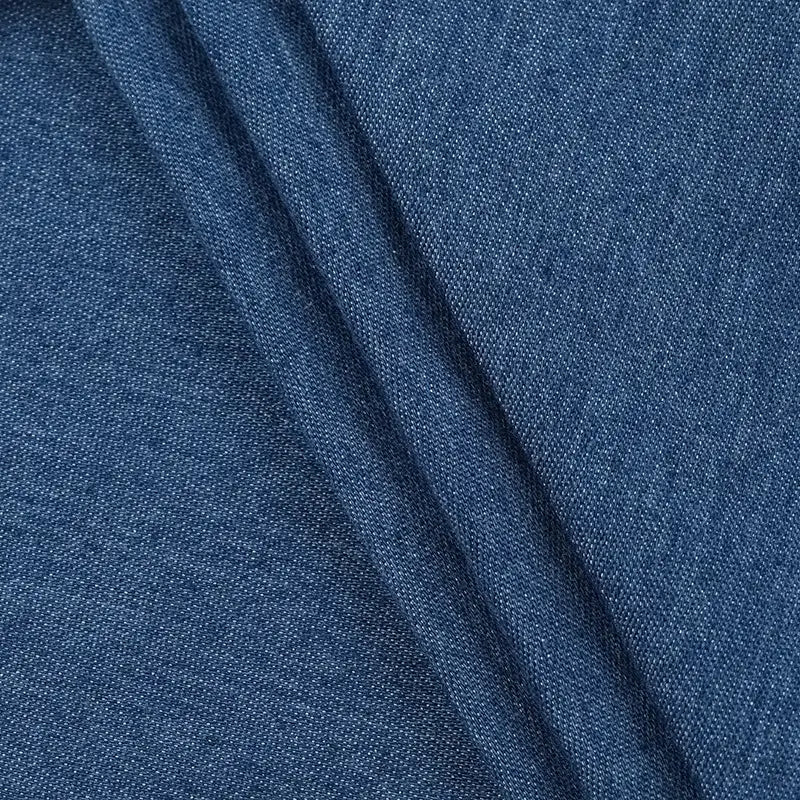Tela de denim azul con un patrón tejido en relieve utilizada en un vestido mini tipo corsé de escote corazón en denim.