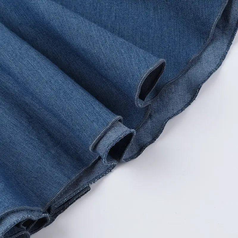 Vestido mini de corsé de denim con escote corazón confeccionado en denim azul profundo con textura y dobladillos enrollados acabados con esmero.