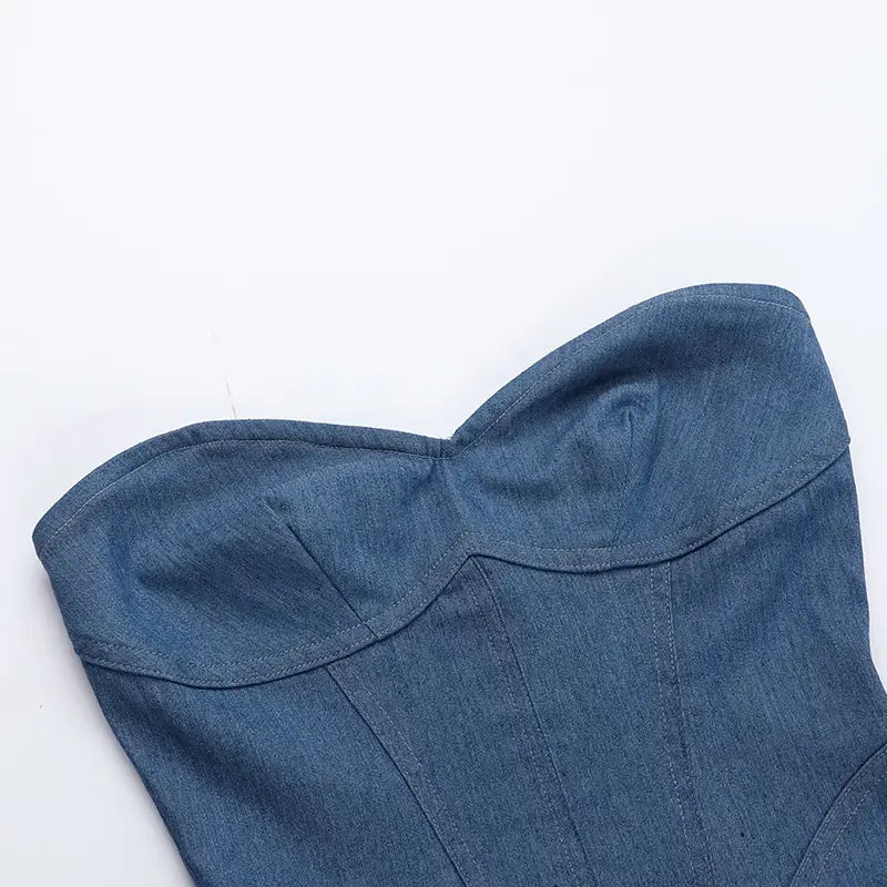 Top de corsé de denim sin tirantes con escote corazón y diseño entallado, estructurado, con estilo de vestido mini.