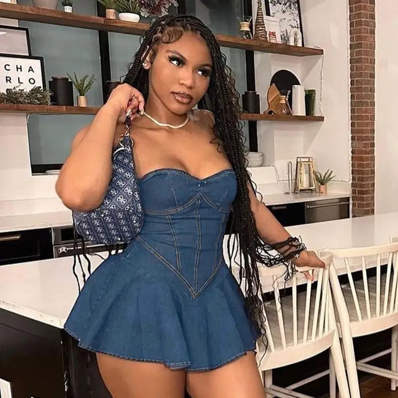 Vestido mini tipo corsé de denim azul con falda con vuelo en escote corazón y detalles de costura visibles.