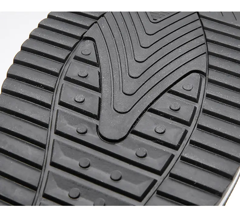 Semelle de chaussure en caoutchouc noire avec motif de crampons texturé et petits crampons circulaires sur la face arrière des chaussures de sport imperméables pour homme en cuir véritable