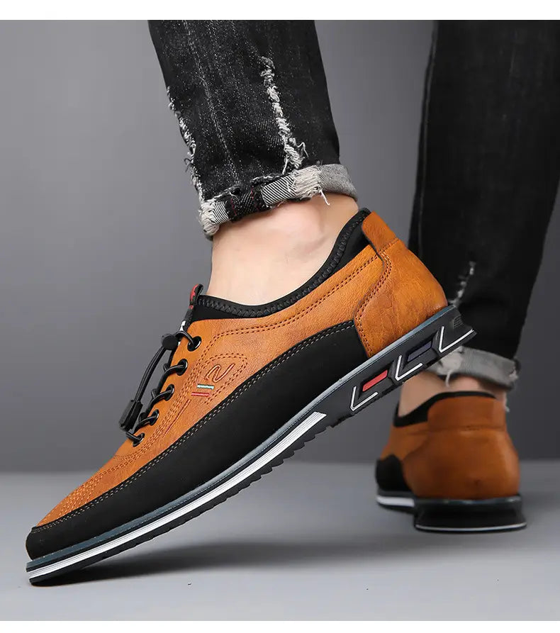 Chaussures de sport imperméables pour homme en cuir véritable marron et noir, en suède, avec semelle en caoutchouc blanche.