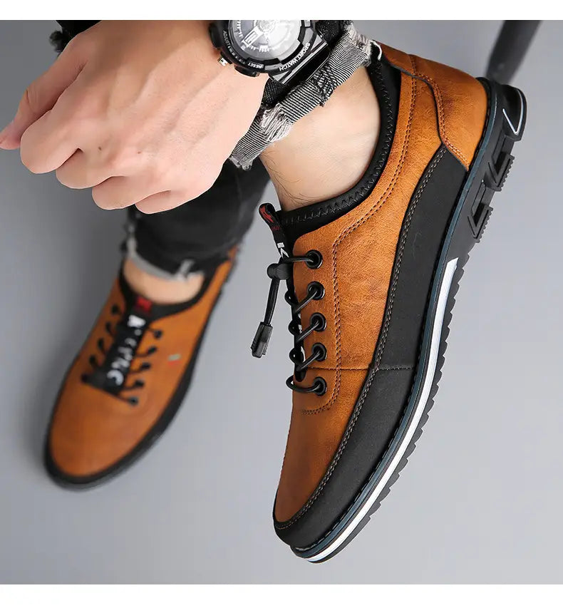 Chaussures de sport imperméables pour homme en cuir véritable beige et noir, en cuir, avec dessus texturé, panneaux latéraux contrastés et semelle intermédiaire blanche.
