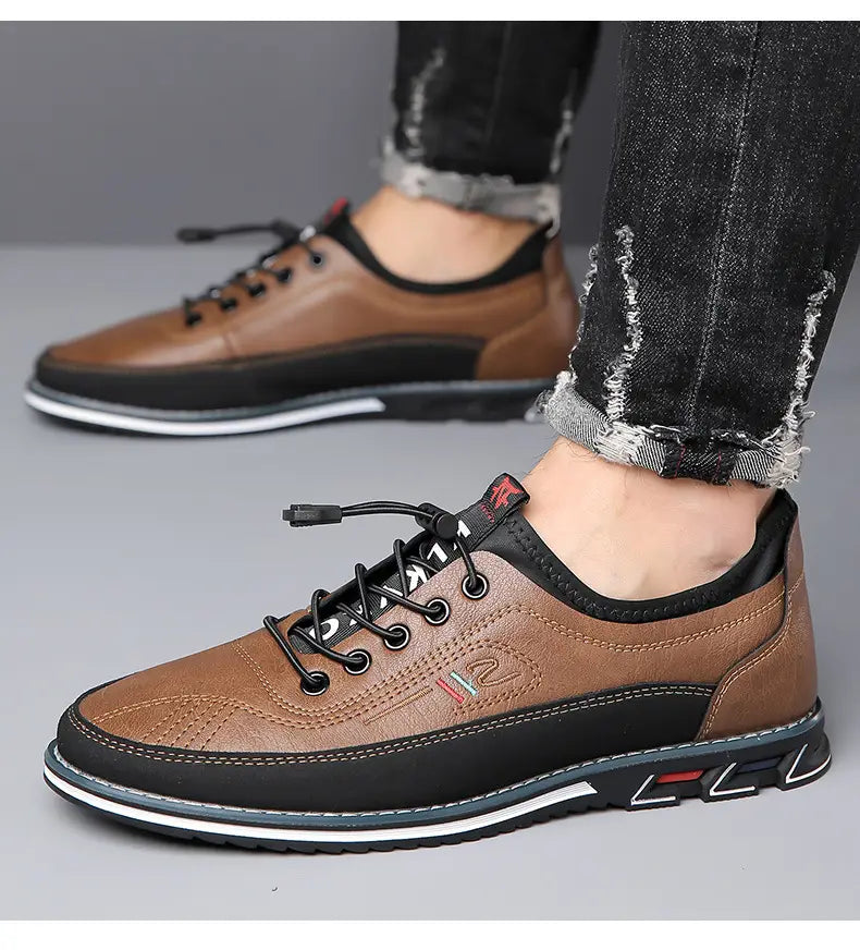Chaussures de sport imperméables pour homme en cuir véritable marron et noir, avec design à lacets et semelle texturée.