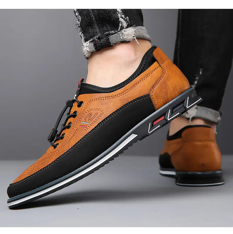 Chaussures de sport imperméables pour homme en cuir véritable marron et noir, en suède, avec design à lacets et semelle en caoutchouc blanche.
