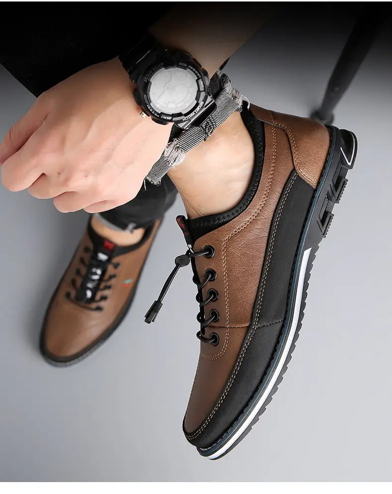 Chaussures de sport imperméables pour homme en cuir véritable marron et noir, avec design à lacets en cuir et semelle en caoutchouc blanche.