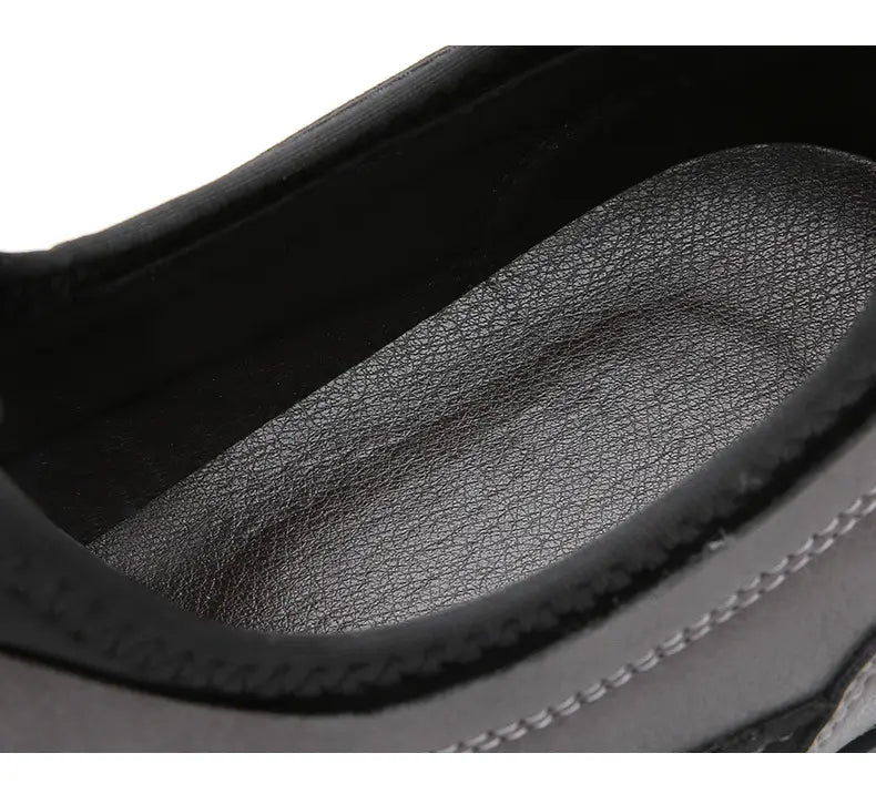 Semelle intérieure en cuir noir avec surface texturée effet galets pour les chaussures de sport imperméables pour homme en cuir véritable