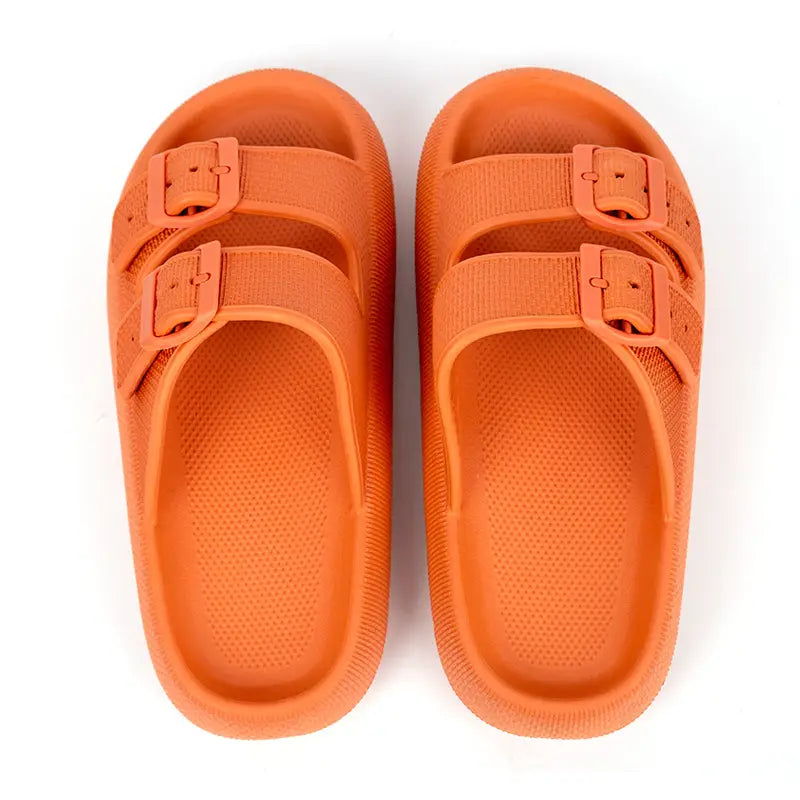 Sandalias tipo plataforma Eva con hebilla de color naranja, con dos tiras ajustables y cierres de hebilla, que presentan un diseño transpirable y zapatillas de suela gruesa.