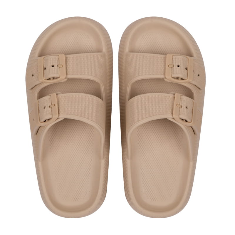 Sandalias tipo plataforma Eva color beige, con material de goma transpirable, dos hebillas de correa ajustables y una suela gruesa para un uso cómodo.
