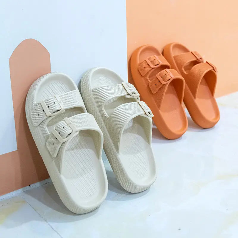 Sandalias tipo plataforma Eva color crema y naranja, con suelas de goma gruesas transpirables y dos hebillas de correa ajustables cada una.