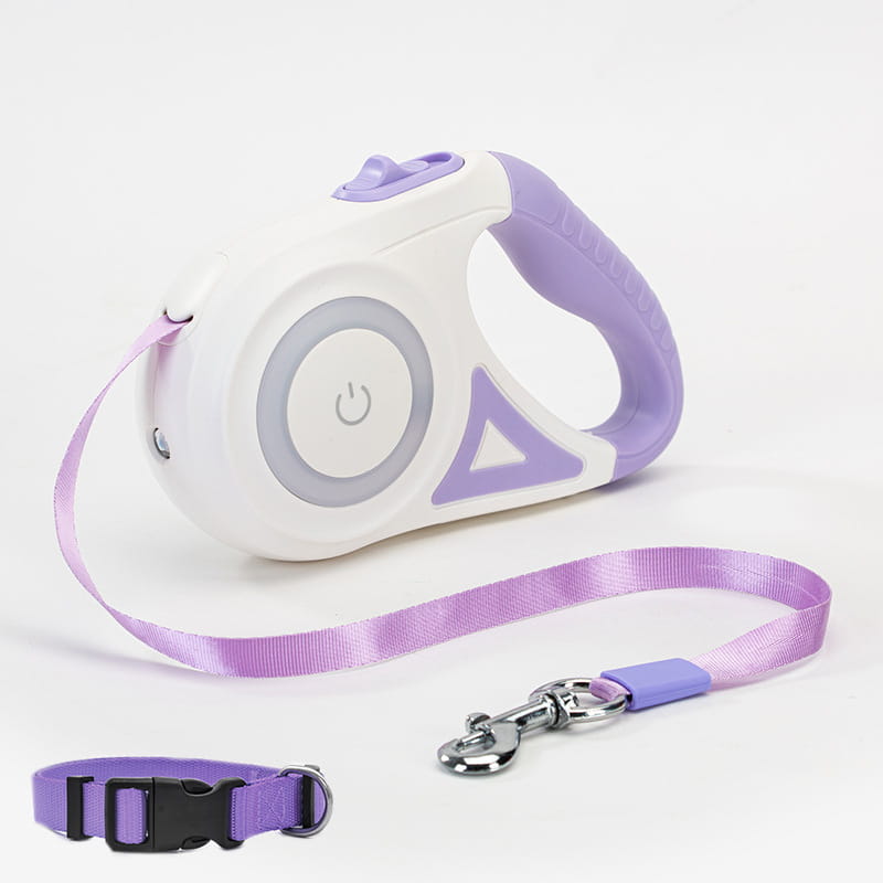Laisse rétractable pour chien avec éclairage LED en violet et blanc, dotée d’un bouton d’alimentation intégré, accompagnée d’un collier assorti en violet avec fermoir métallique argenté.