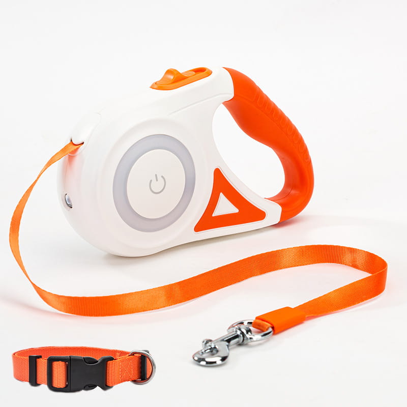 Laisse rétractable pour chien orange et blanche avec éclairage LED, bouton d’alimentation, accent de design triangulaire et collier assorti pour la promenade des animaux.
