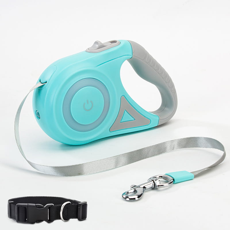 Une élégante laisse rétractable pour chien bleu clair et grise, dotée d’un bouton d’alimentation sur la poignée, avec éclairage LED et ensemble de collier.