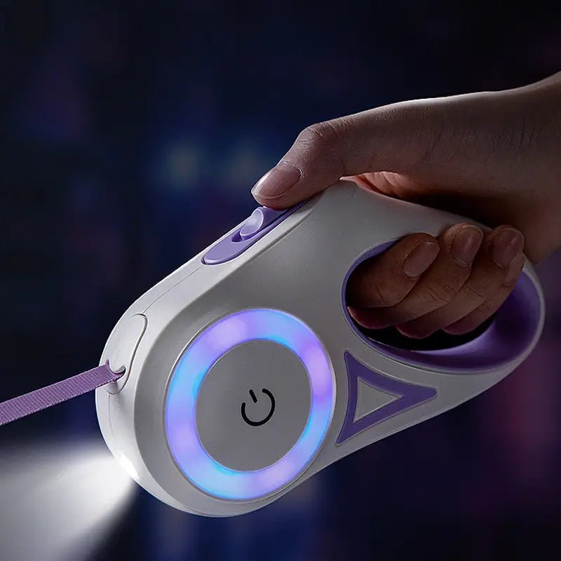 Laisse rétractable pour chien avec éclairage LED et ensemble de collier, comprenant une laisse LED blanche et violette avec un bouton d’alimentation circulaire éclairé par une lumière bleue.