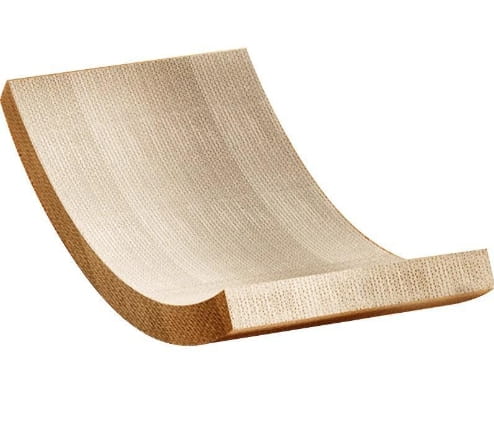 Rascador para gatos de cartón beige curvado con superficie texturizada y bordes reforzados en el producto de tablero rascador de cáñamo (sisal) para gatos, nido y poste de madera.