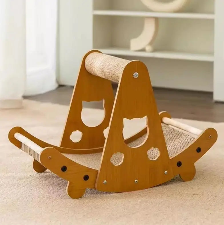 Rascador de gatos de madera con acabado marrón claro que presenta recortes con forma de gato y superficies de rascado de cáñamo (sisal) texturizadas, en el producto de tablero rascador de cáñamo (sisal) para gatos, nido y poste de madera.