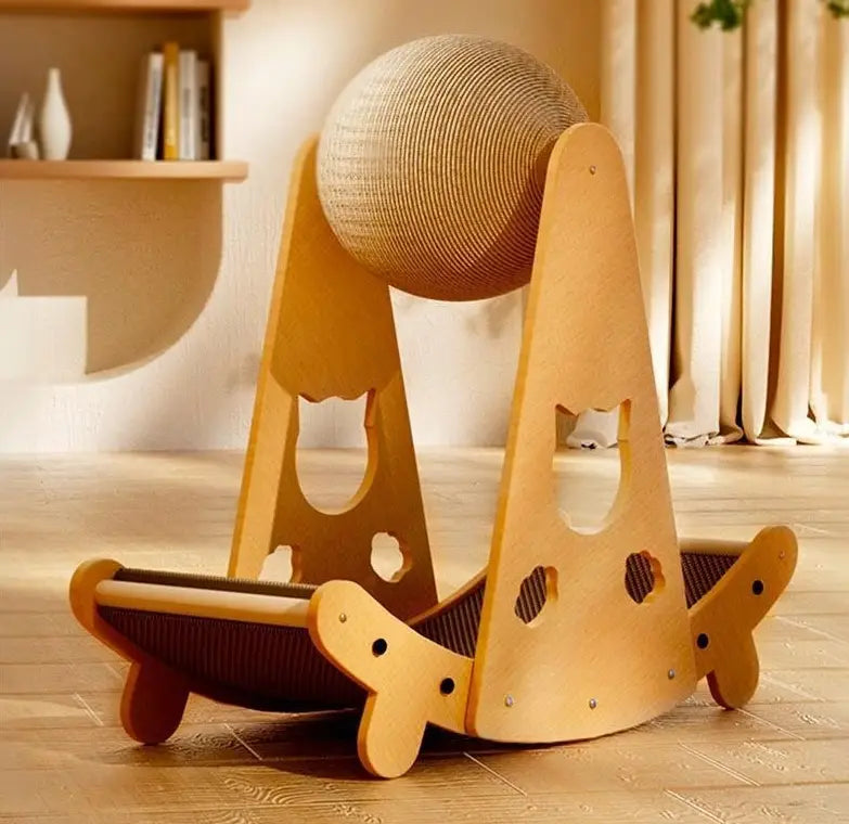 Nido y poste de madera para rascador de gatos de cáñamo (sisal) con acabado de tono claro, que presenta una parte superior esférica beige texturizada y tiras abrasivas color marrón oscuro en su base.