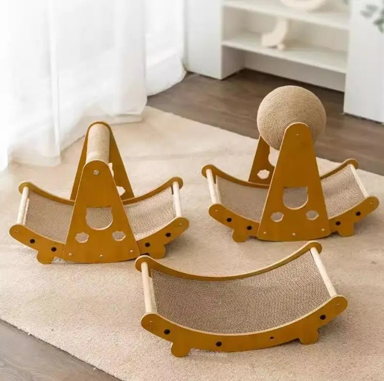 Juego de tres tableros rascadores de gatos de cáñamo (sisal) de madera color dorado, con superficies texturizadas curvadas y diseños de recortes lúdicos para que los gatos rasquen y se acuesten.