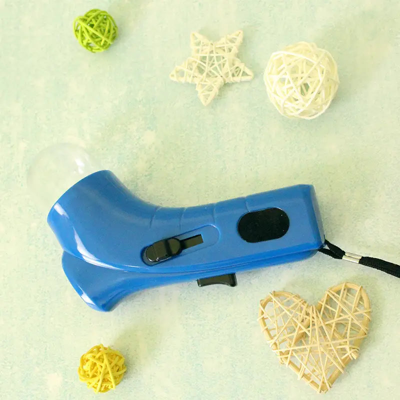 Blauer Kunststoff-Handtaschen-Taschenlampen- bzw. LED-Leuchtenkörper mit schwarzem Schalter und Handschlaufe, vorgestellt für den tragbaren Leckerliwerfer für Hunde und die Futterkatapultierung für Katzen.