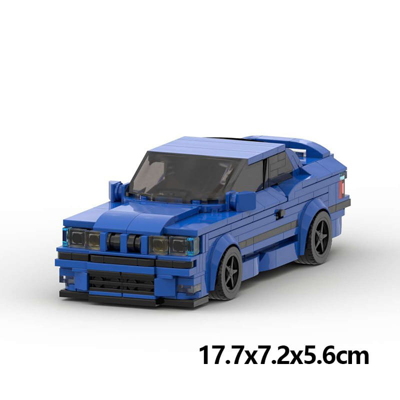 Modèle de voiture de sport BMW E36 M3, construit en Lego bleu, avec roues noires et calandre frontale détaillée, réalisé à partir de 509 pièces de construction, jouet.
