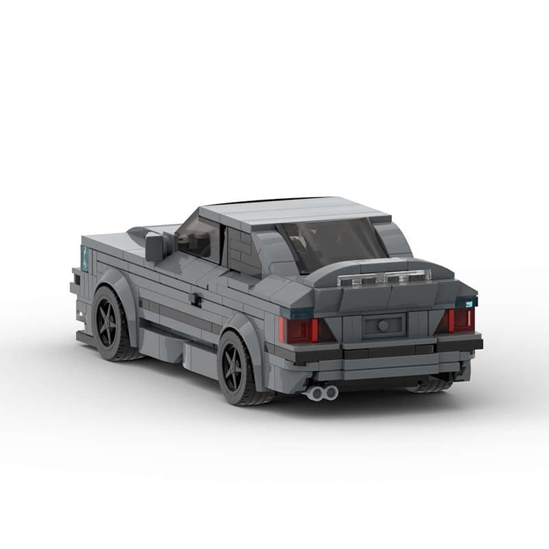 Modèle de voiture de sport E36 construit en Lego gris, avec roues noires et feux arrière rouges, présenté de l’arrière, composé de 509 briques de construction, jouet.